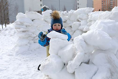 Photo of a child building a now fort